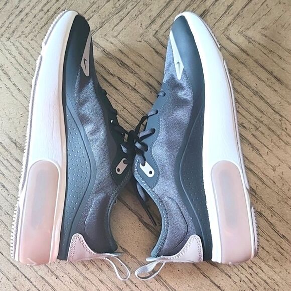 Nike Women's Black and Gray Sneakers - Picture 6 of 11